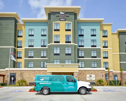 هوموود سويتس باي هيلتون غالفيستون Hotels near شاطئ إيست بيتش (East Beach)