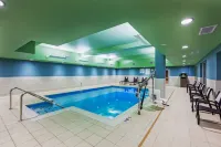 Holiday Inn Express & Suites CHANUTE by IHG - プール