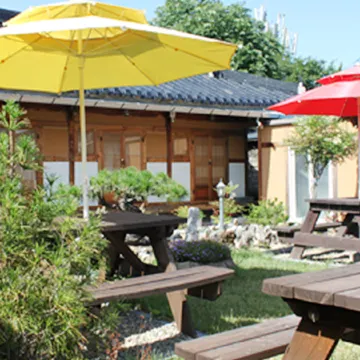 Gyeongju Rockheewon Hanok Stay Отели рядом с достопримечательностью «Комплекс Сансонджан»