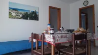 Casa vacanza con cucina e soggiorno e balcone davanti e sul retro a San Foca
