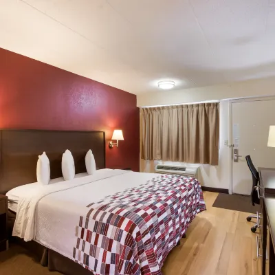 Red Roof Inn Grand Rapids Airport Отели рядом с достопримечательностью «Колледж Келвин»