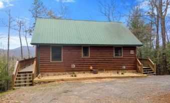 Overlook Retreat Cabin - Charming Cabin Mountain Views with Foosball Firepit