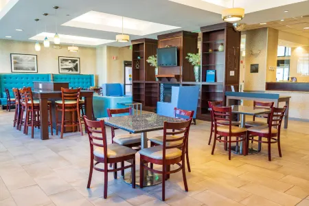 Comfort Inn & Suites Plainville-Foxboro Отели в г. Плейнвилл