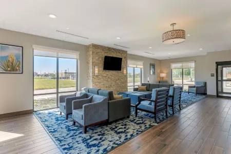 Comfort Inn & Suites Balch Springs - SE Dallas Отели рядом с достопримечательностью «Tokyo harbor»
