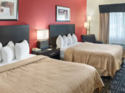 クオリティ イン & スイーツ マンカト イースト マンケートーのホテル