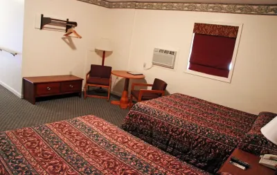 Potsdam Inn Отели в г. Кантон