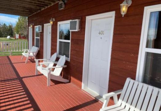 여유로운 야외 수영장