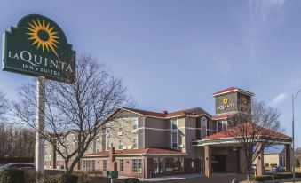 La Quinta Inn & Suites by Wyndham Kansas City Airport