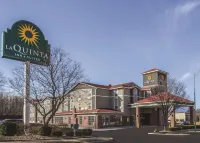 La Quinta Inn & Suites by Wyndham Kansas City Airport