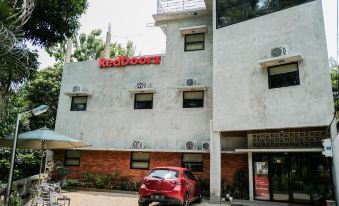 RedDoorz Near Trans Studio Mall Cibubur 3