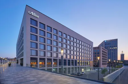 Adina Apartment Hotel Cologne Отели рядом с достопримечательностью «Carl Duisberg Training Center Cologne»