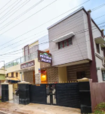 The Pothigai Palace Hotels near Old Coutralam Falls