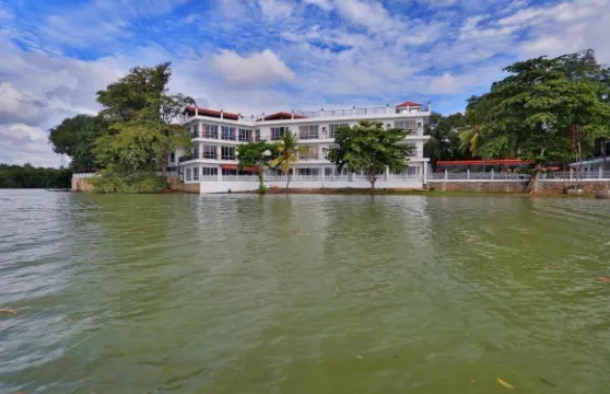 半人馬座湖度假村