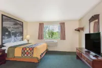 Super 8 by Wyndham Burnham/Lewistown