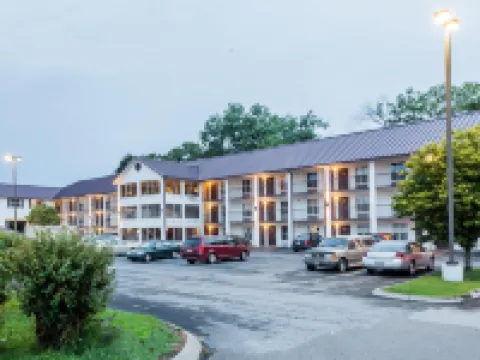 Super 8 by Wyndham Sevierville Riverside Hotels in Sevierville
