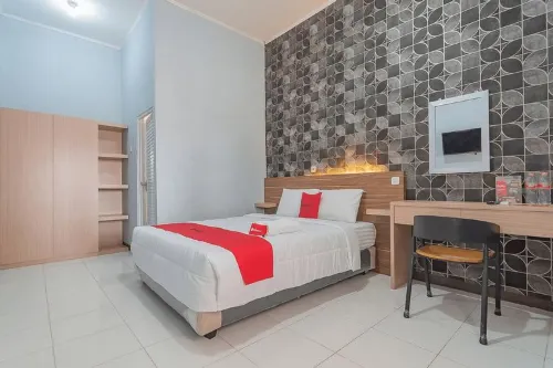RedDoorz Near Alun-Alun Garut Hotels in Garut Kota