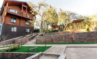 LogHouse Hotel
