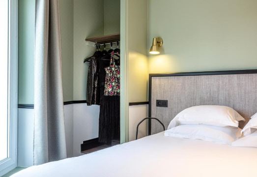 호텔 앳 갸르 듀 노르드 객실 내부 또는 조식 장면