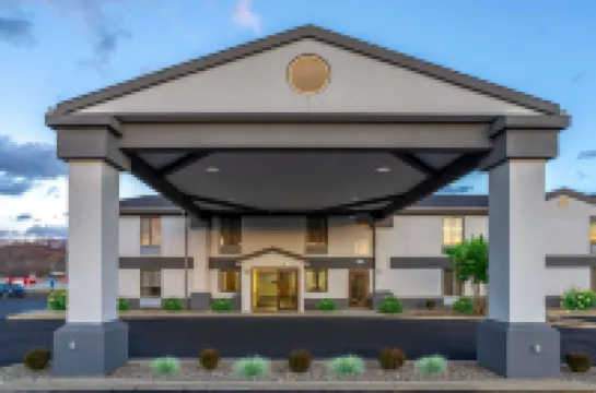 Days Inn by Wyndham Grayson Hotel a 