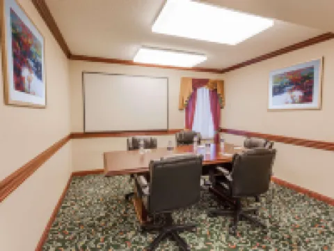 Days Inn & Suites by Wyndham Warren Hotels in Warren