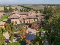 Il castello di San Gaudenzio Hotel in zona Monumento ai Caduti - Cecima (pv)