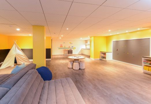 더 웨스틴 하푸나 비치 리조트의 모던한 객실 내부