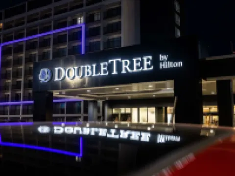 ダブルツリー バイ ヒルトン カルガリー ノース カルガリーのホテル