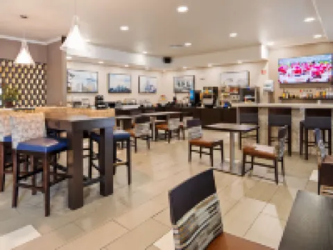 堪薩斯城機場KCI東貝斯特韋斯特優質酒店 梅酒店