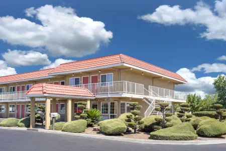 Days Inn by Wyndham Turlock Отели рядом с достопримечательностью «Stanislaus County Fairgrounds & Event Center»