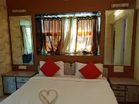 Raval House Hotel di Wai