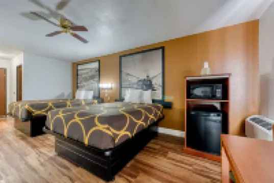 ซุปเปอร์ 8 บายวินด์แฮม อาลาโมซา โรงแรมในอลาโมซา