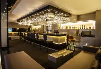 Avani Windhoek Hotel & Casino - bar
