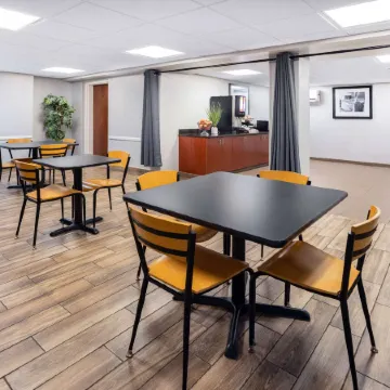 Super 8 by Wyndham Mount Laurel