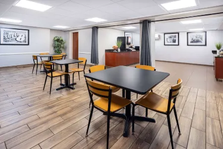 Super 8 by Wyndham Mount Laurel Отели рядом с достопримечательностью «Фунплекс»