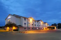 Baymont by Wyndham Galesburg - parking