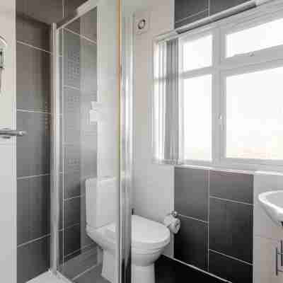 Apple House Wembley - Family Room with Shared Bathroom Rooms