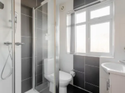 Apple House Wembley - Family Room with Shared Bathroom Hotels in Edgware