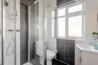 Apple House Wembley - Family Room with Shared Bathroom