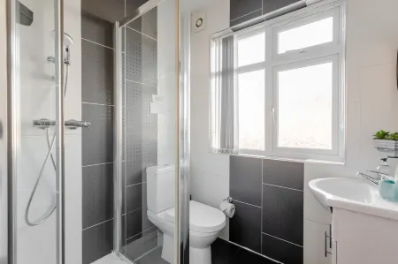 Apple House Wembley - Family Room with Shared Bathroom Отели рядом с достопримечательностью «Университет Мидлсекс»