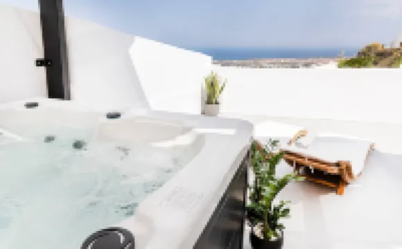 Christos Suite with Outdoor Hot Tub and Sea View