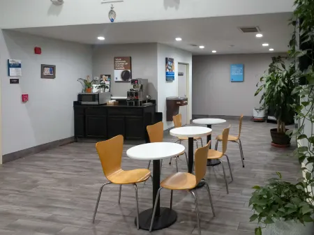 Motel 6 Winslow, AZ Отели рядом с достопримечательностью «Take It Easy Statue»