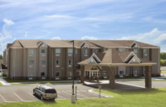 Microtel Inn & Suites by Wyndham Fairmont Hotel di 