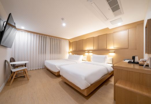 쾌적한 욕조 및 욕실 시설