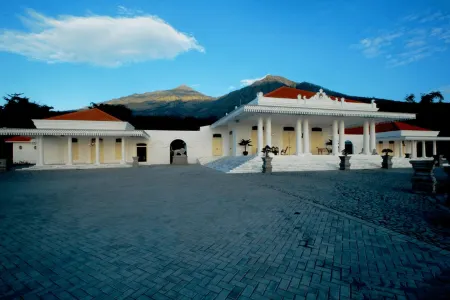 Kaliandra Resort & Organic Farm Отели рядом с достопримечательностью «Pintu Langit»