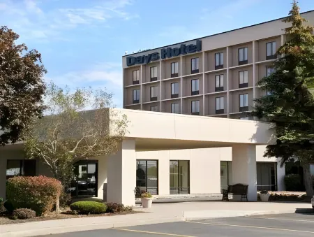 Comfort Inn & Suites Buffalo Airport Отели рядом с достопримечательностью «Macy's  (Walden Galleria)»