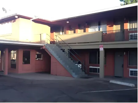 University Inn ASU/Tempe Отели рядом с достопримечательностью «Адельфи Коммонс»