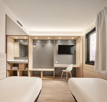 Hostal Lami Отели рядом с достопримечательностью «Hospital Sant Joan De Deu»