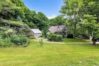 Bear Pass - Mountain View 4 Bedroom Home by RedAwning Hotels near Mount Equinox Skyline Drive
