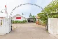 RedDoorz Syariah Near Alun Alun Ciledug Cirebon Hotels in Central Ciledug