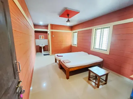 Prabhu Homestay Отели рядом с достопримечательностью «Shri Murdeshwara Beach»